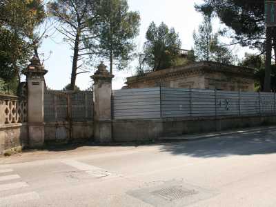 C�� subito da dire che non esiste pi� un ingresso. Fino a pochi mesi fa era costituito da un bianco cancello su cui si distinguevano due grandi lettere maiuscole (�T� e �R�), probabilmente le iniziali del proprietario (foto del 2017)